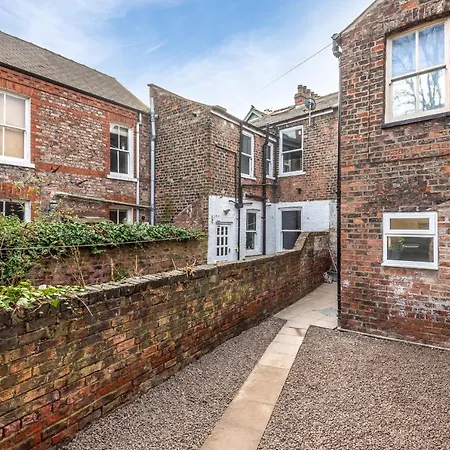 Apartment Newly Renovated & Moden Facing Ancient City Walls