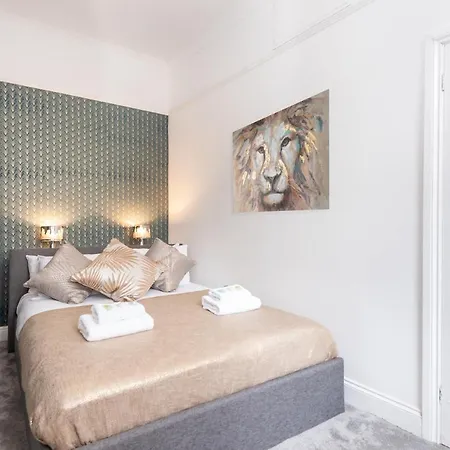 Newly Renovated & Moden Facing Ancient City Walls Apartment York